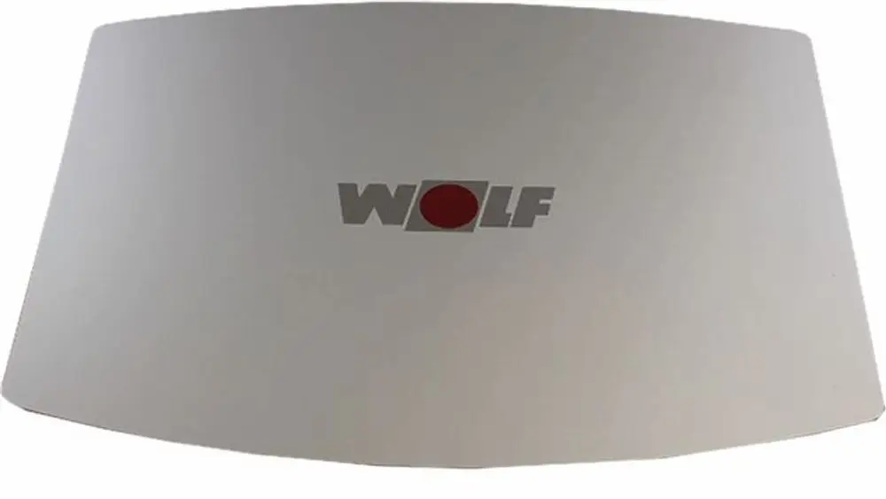 Aluminiumschiene mit dem Logo von Wolf, flach und rechteckig gestaltet, möglicherweise als Blende oder Abdeckung für ein Gerät genutzt.